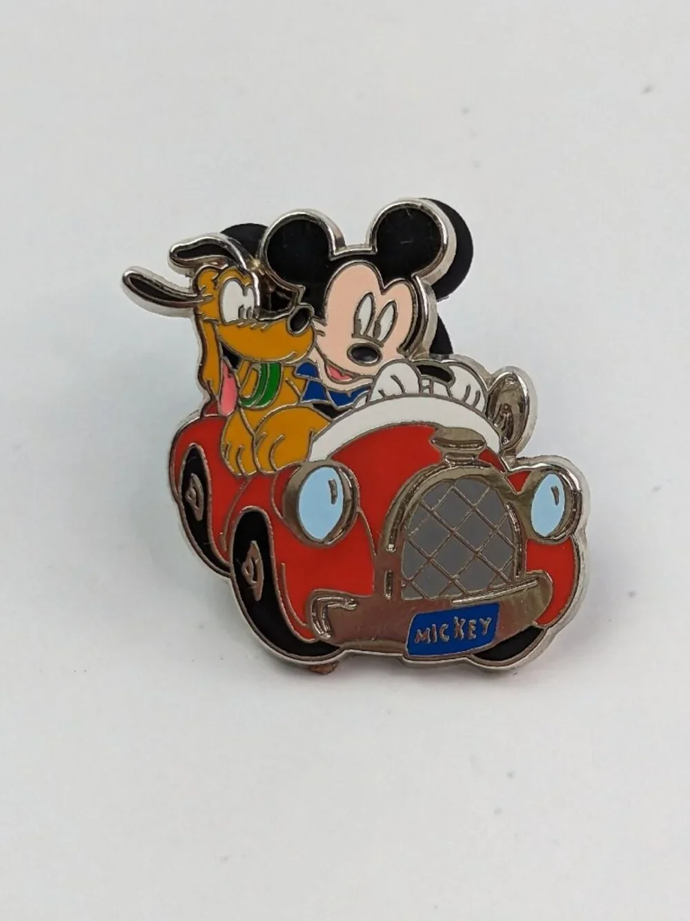 DISNEY AND AAA TRAVEL PIN -- MICKEY MOUSE AND PLUTO IN A RED CAR -- 2003
